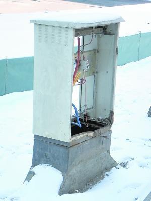 配電箱蓋不翼而飛，街頭“電老虎”誰來管？